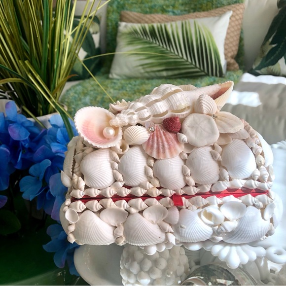 New! Seashell Pearls & Rhinestone Jewelry Box - Picture 1 of 7